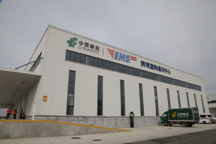 管委会主任贺键,西安海关副关长杨占强,西安市商务局副局长麻晓勤